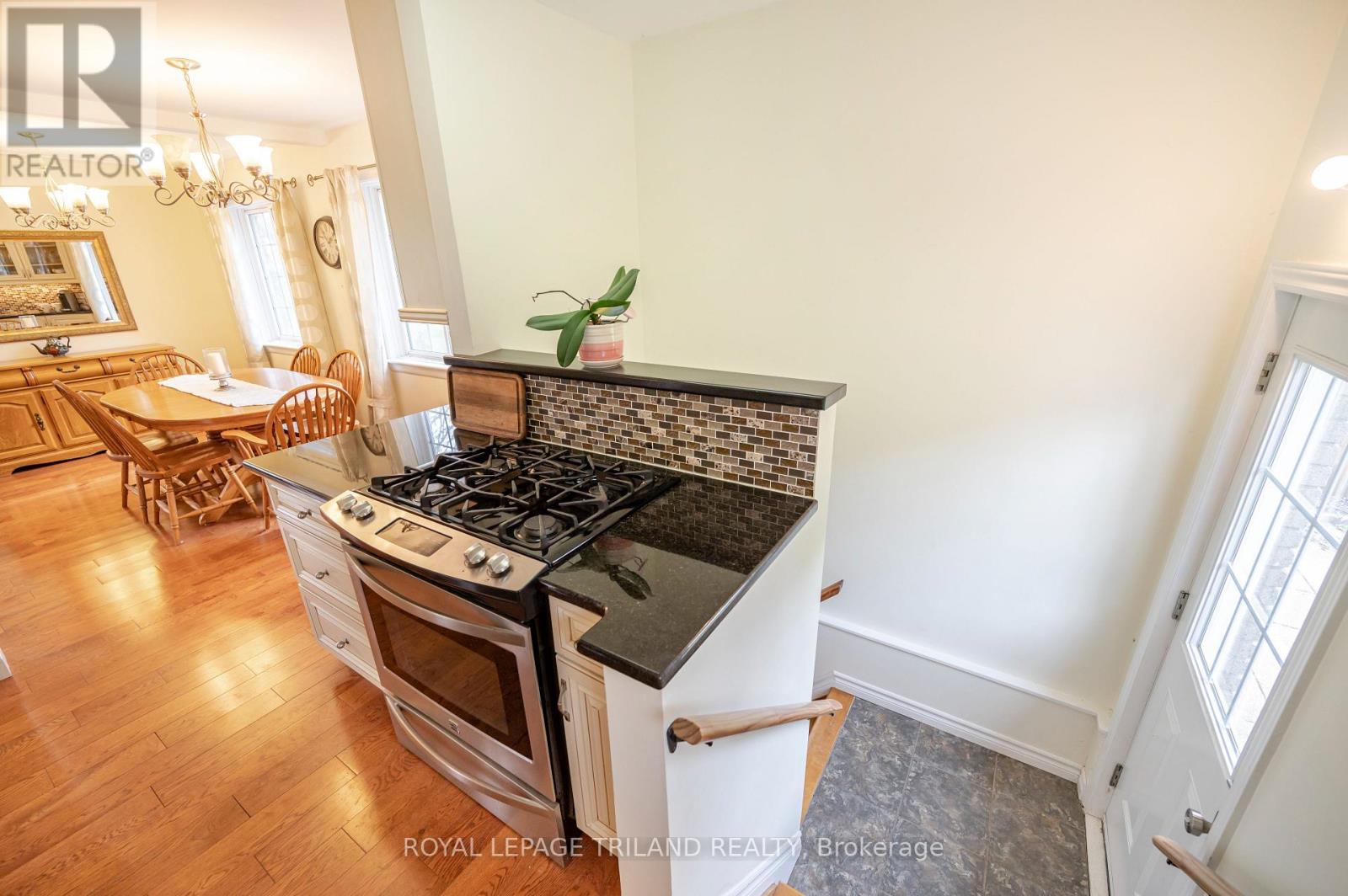 374 GRIFFITH STREET - 13