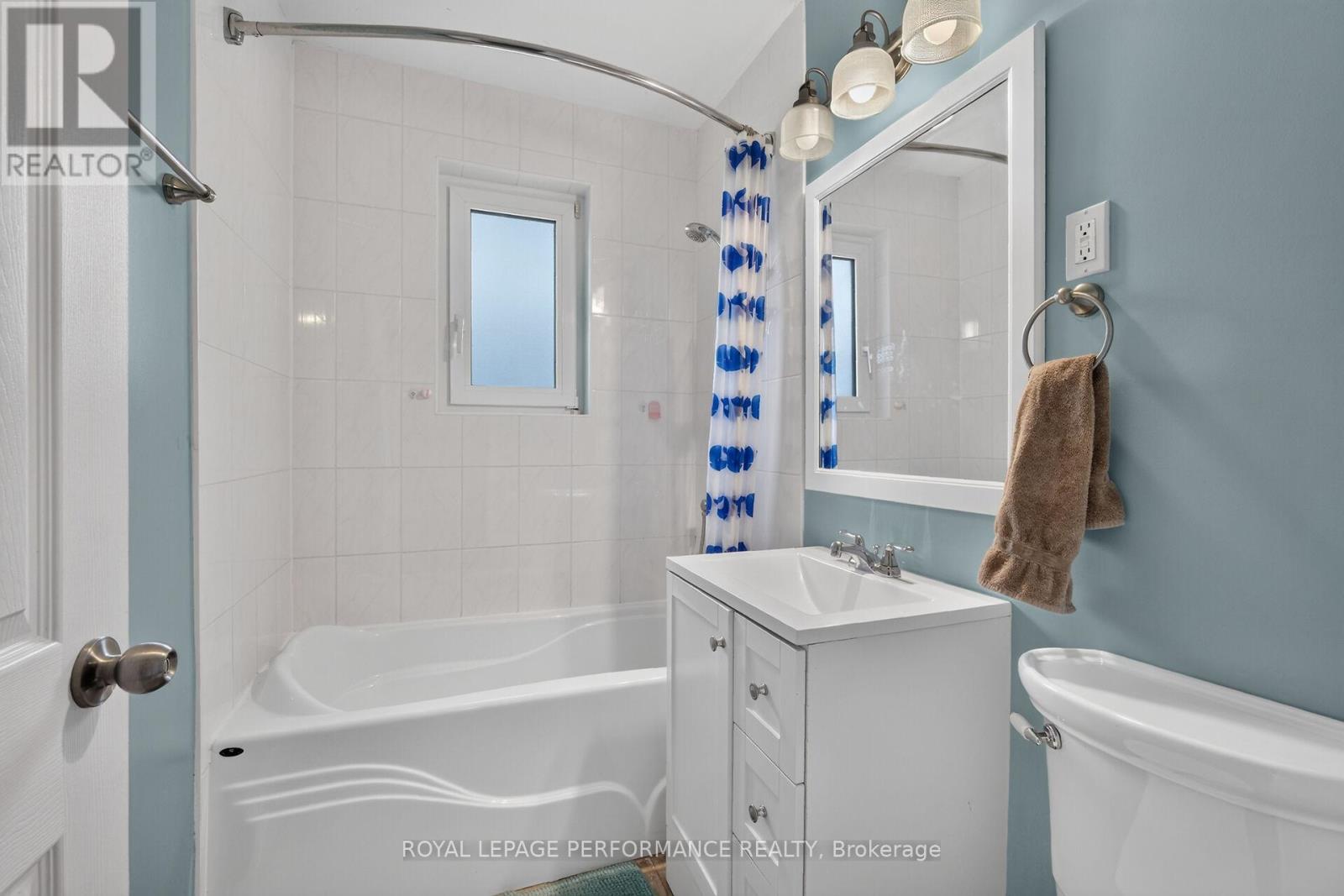3 Bed, 2 Bath House for Sale in Ottawa – 105 CROWNHILL STREET, Ottawa – MLS# X13485572 - Image 14