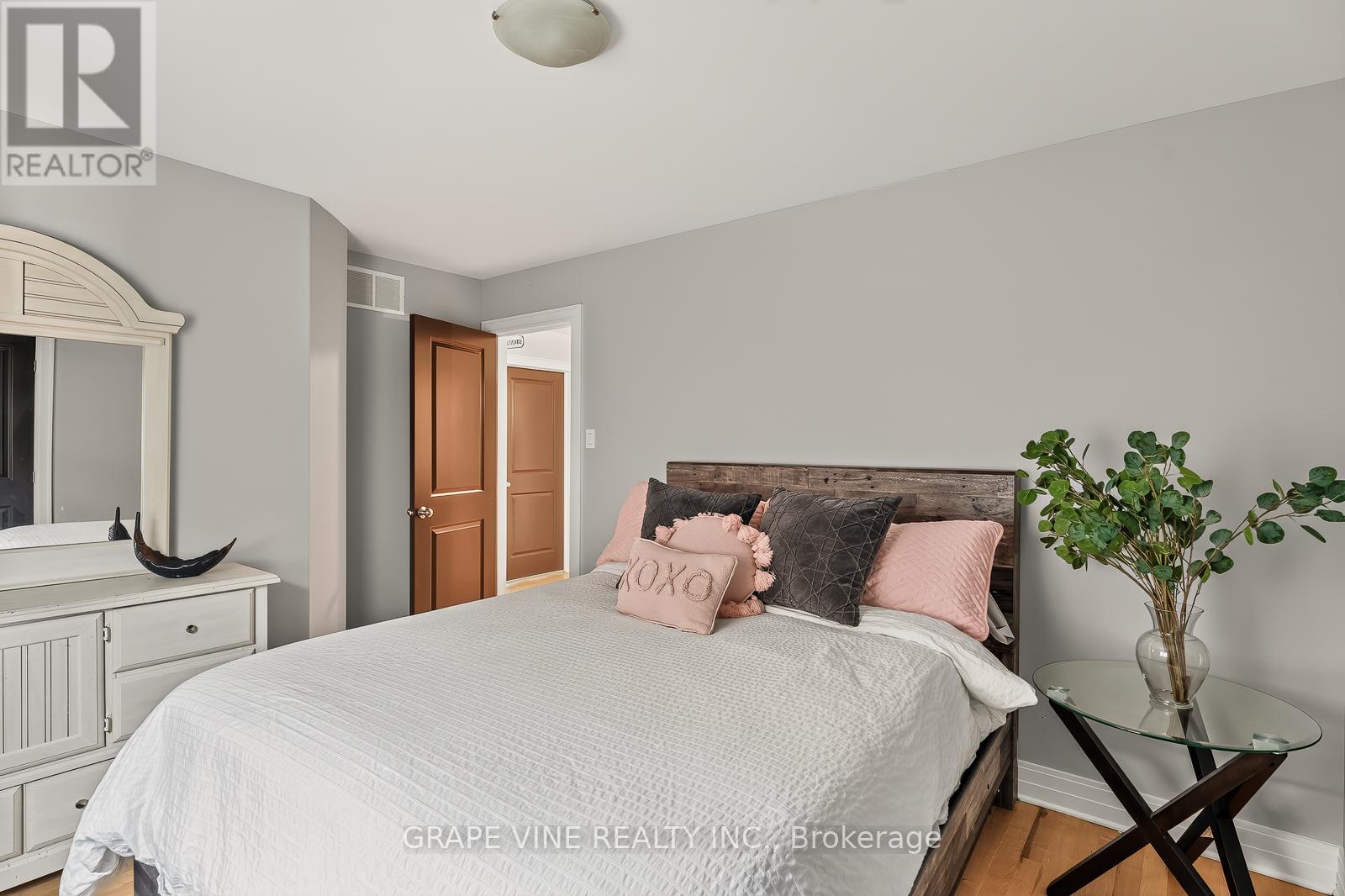 523 ADAMSON CRESCENT - 34