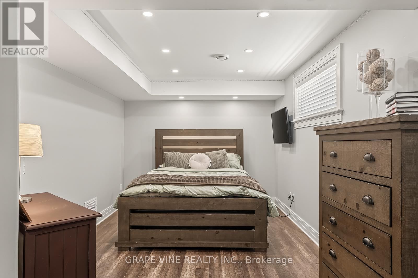 523 ADAMSON CRESCENT - 36