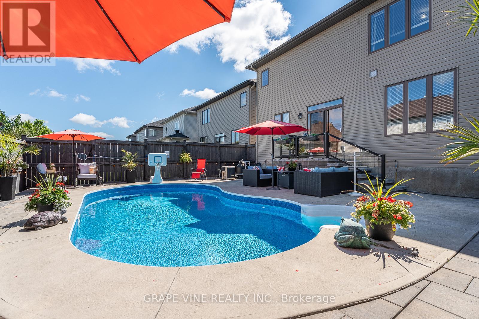 523 ADAMSON CRESCENT - 4
