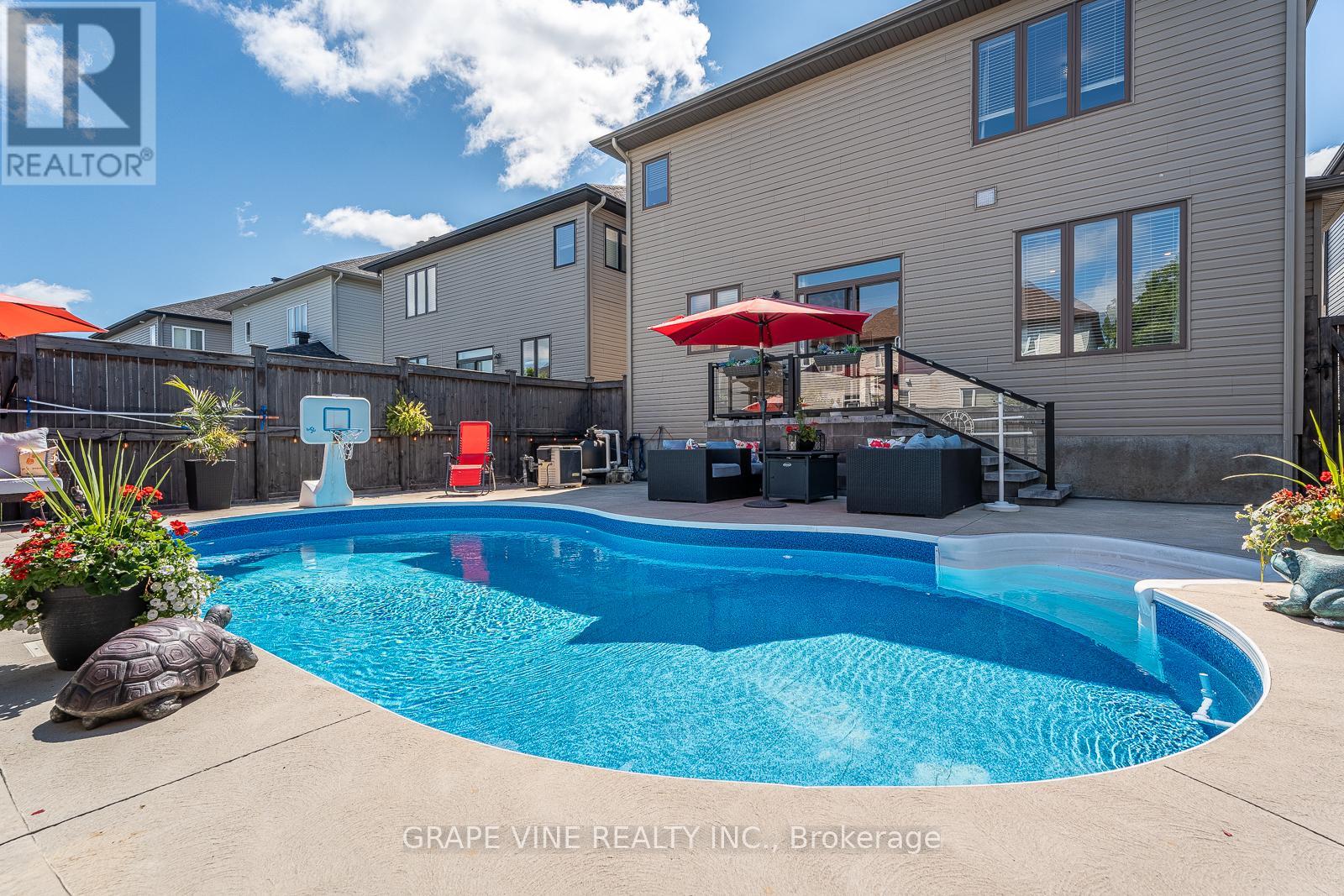 523 ADAMSON CRESCENT - 5