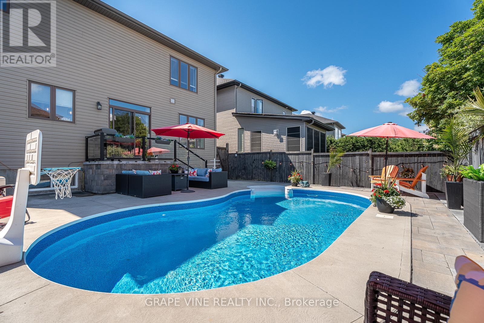 523 ADAMSON CRESCENT - 6