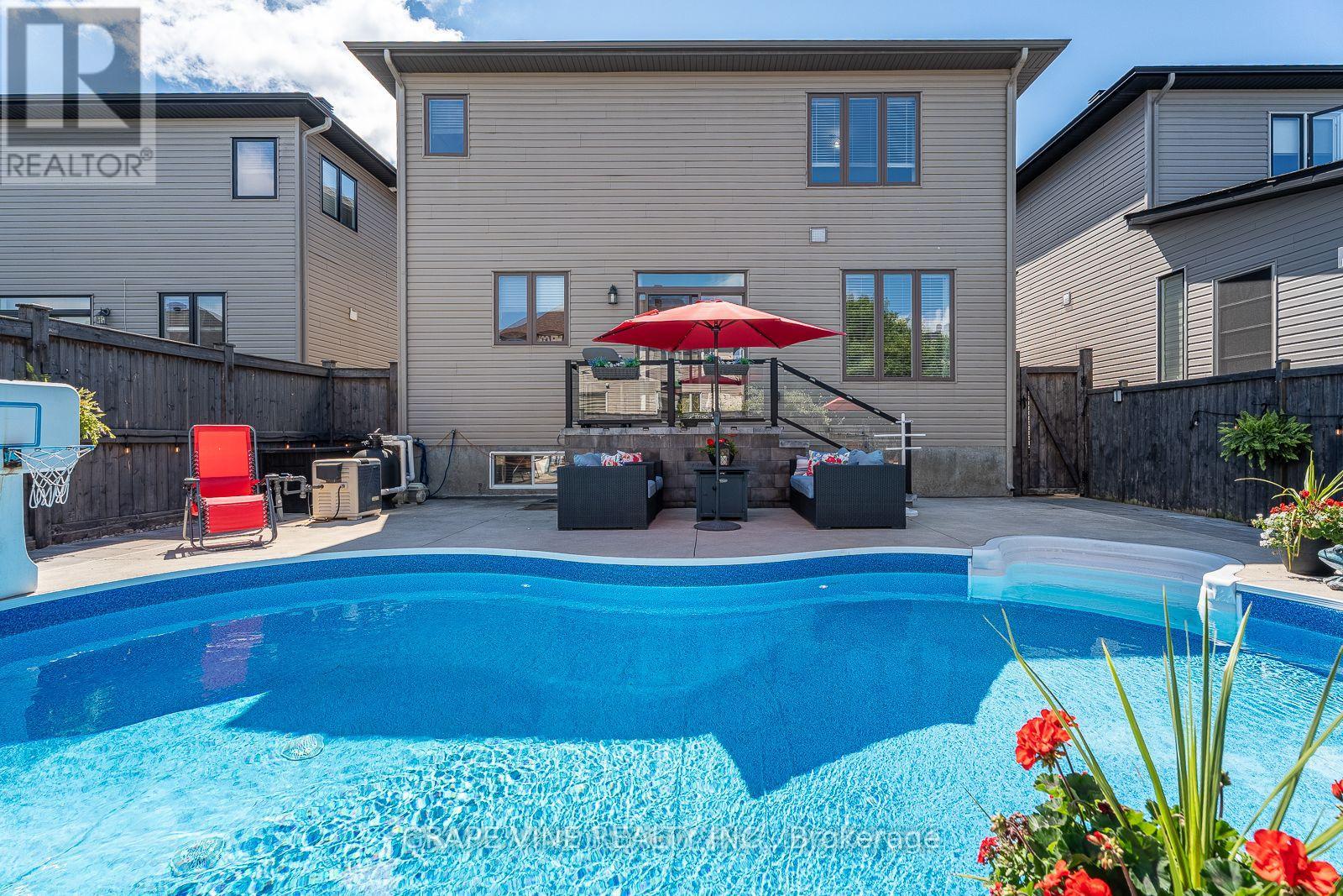 523 ADAMSON CRESCENT - 7