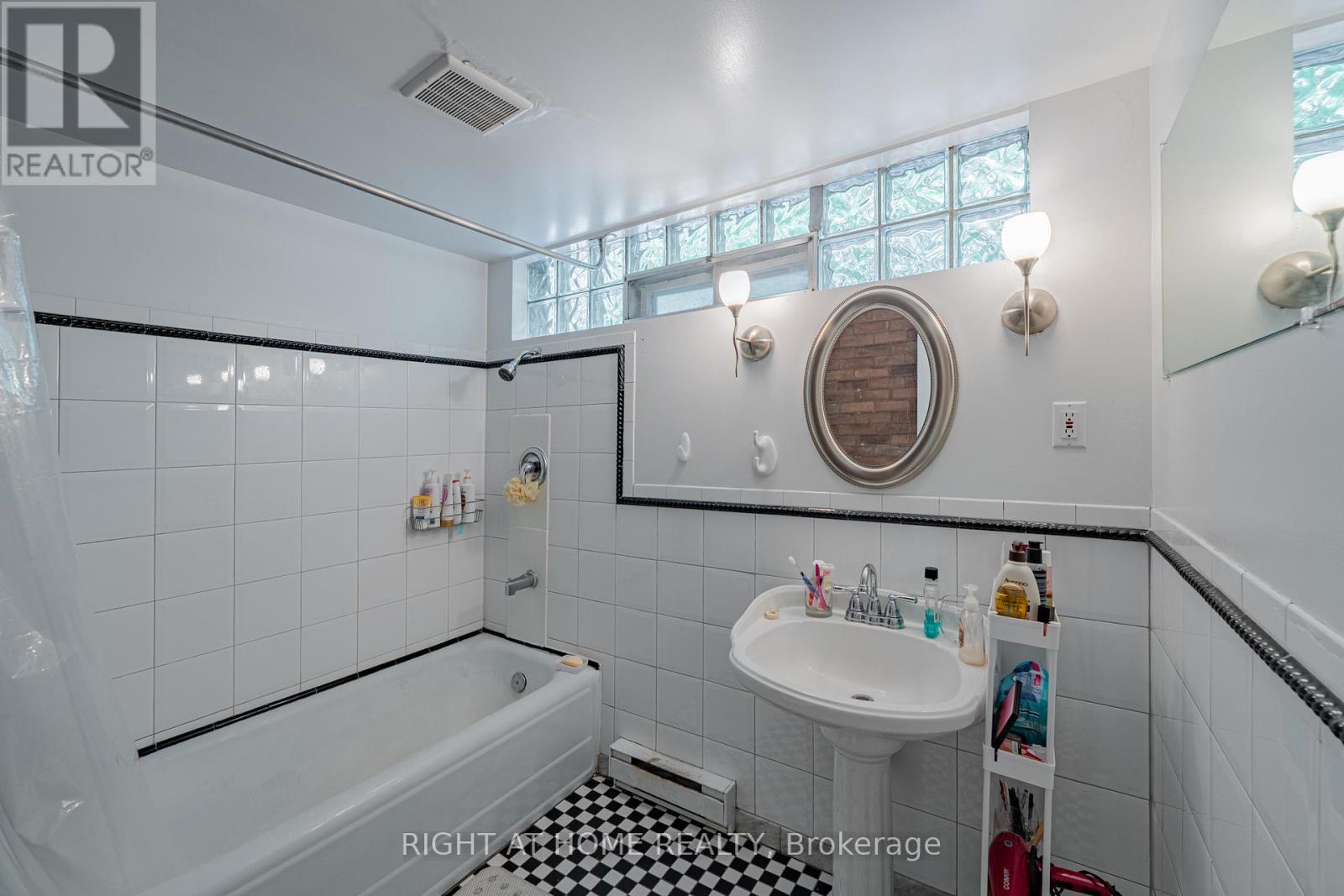 1 Bed, 1 Bath House for Rent in Ottawa – B – 220 LYON STREET N, Ottawa – MLS# X13485924 - Image 10