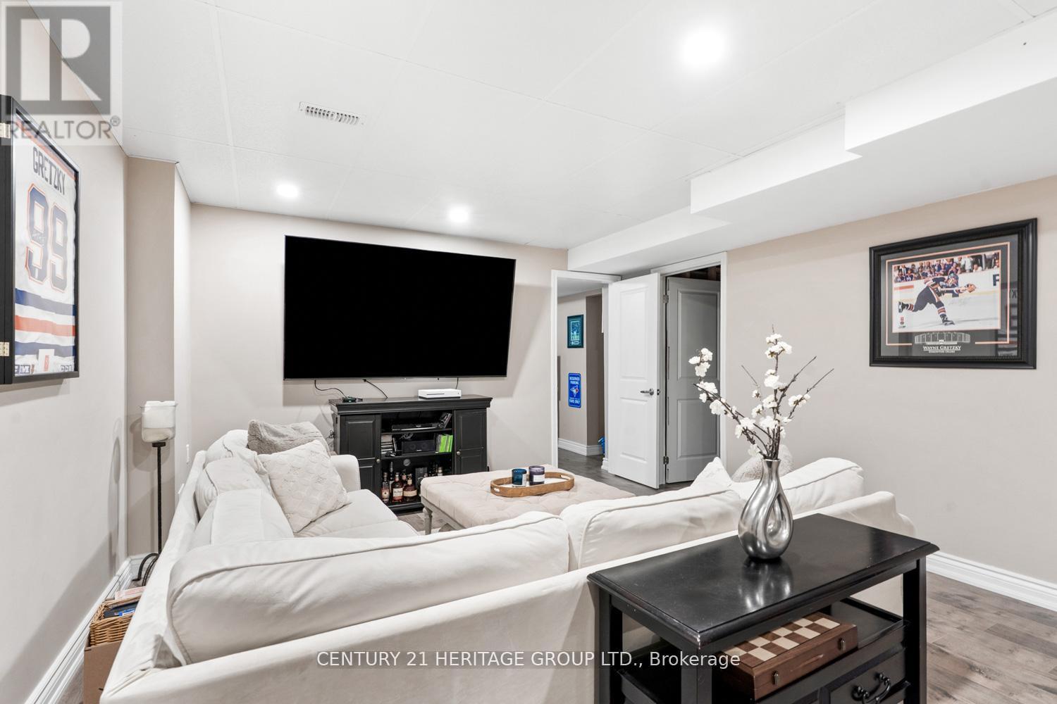 67 ALEX CAMPBELL CRESCENT - 39