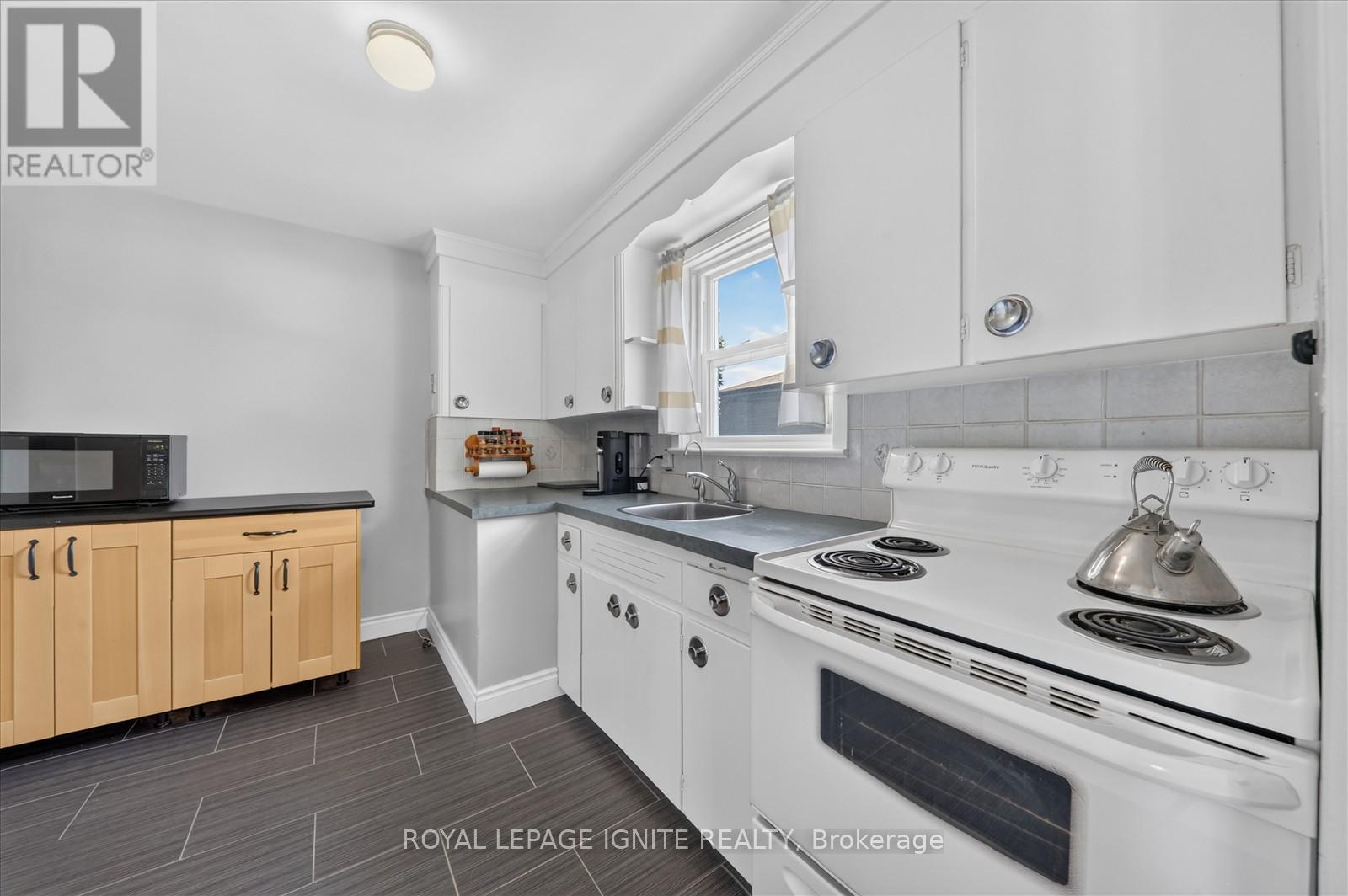 20 ALANBURY CRESCENT - 11