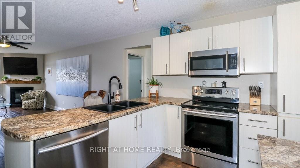 #201 43 OLIVE CRESCENT - 16