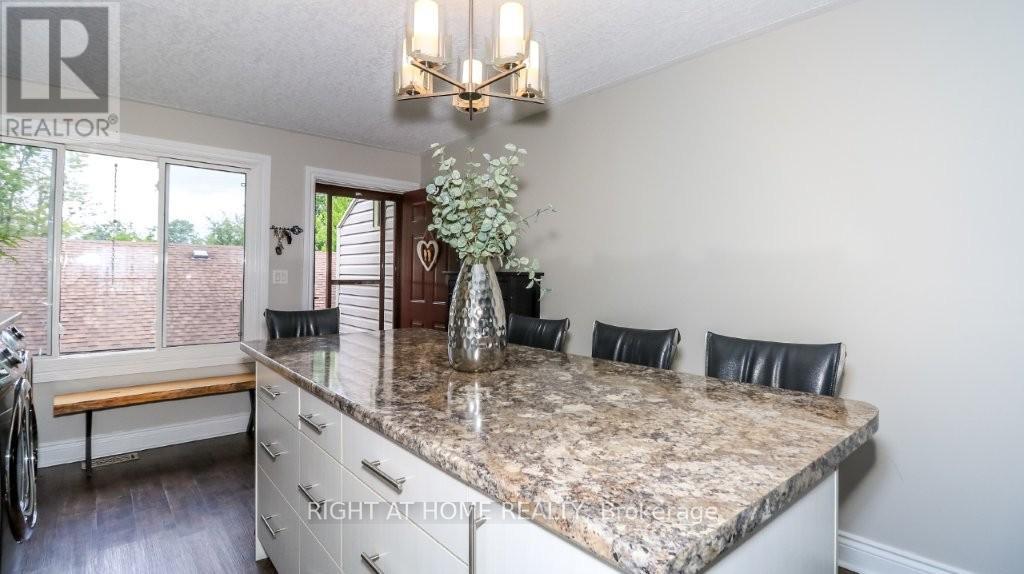 #201 43 OLIVE CRESCENT - 17