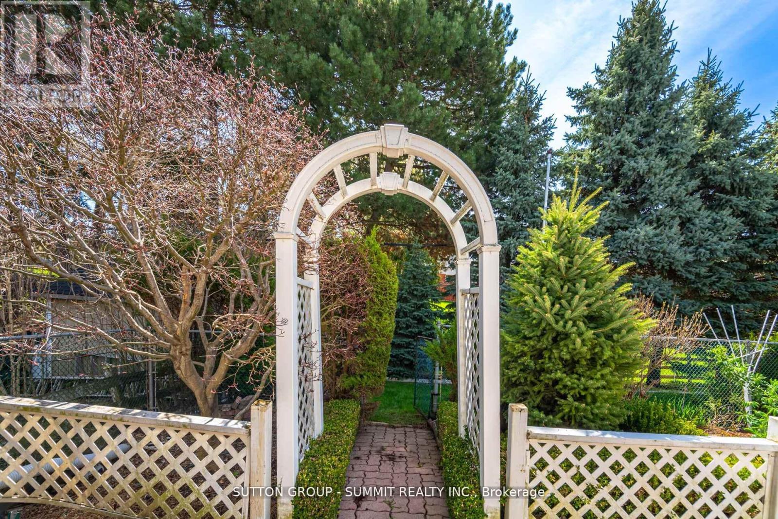 3 DONATA DRIVE - 33