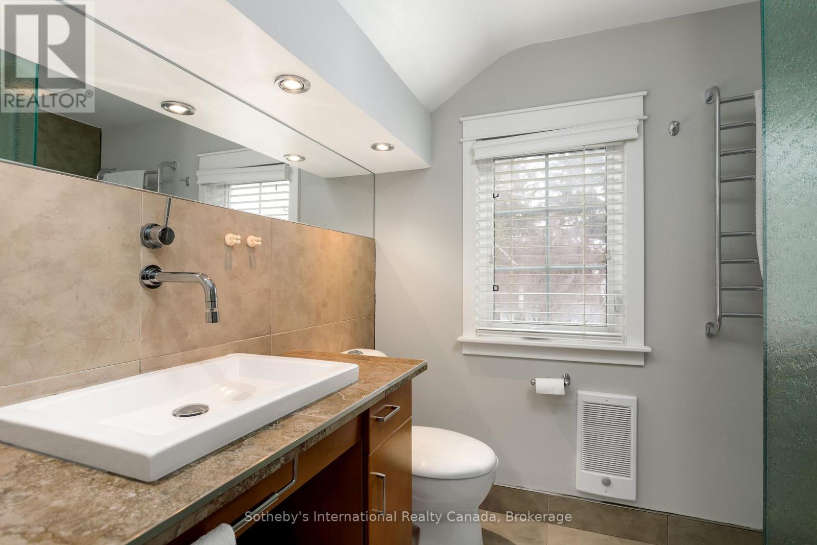 32 ANDERSON STREET - 25