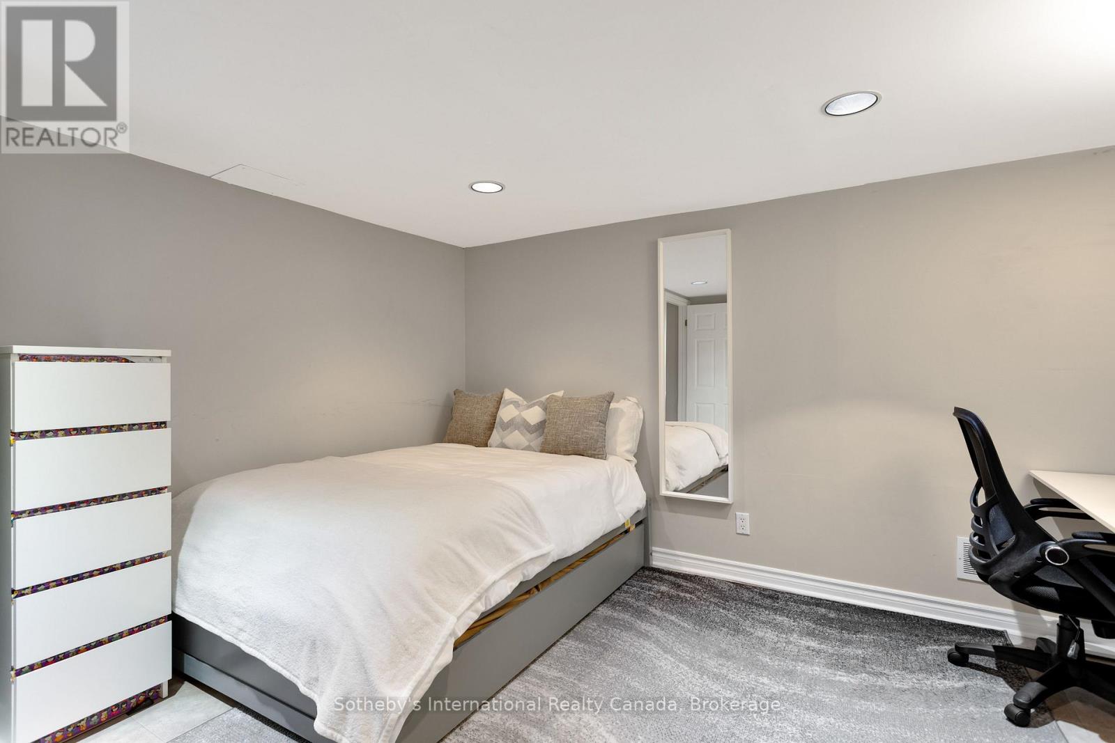 32 ANDERSON STREET - 34
