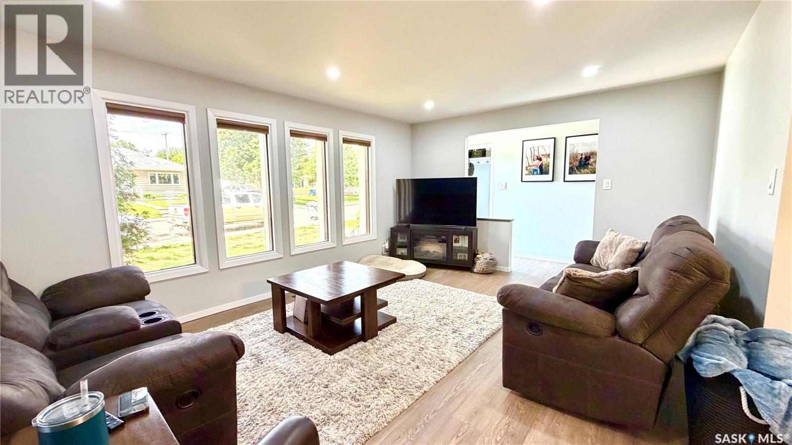 10 Stewart AVENUE — photo 8