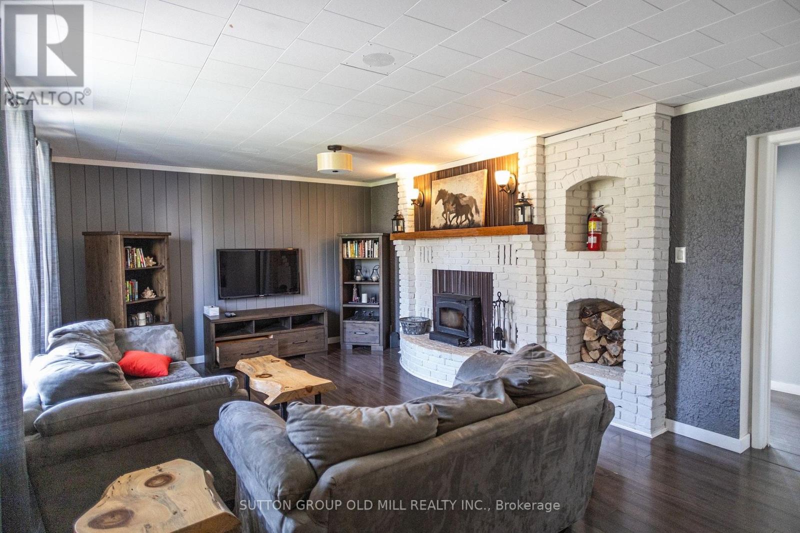 124 BRUCE STREET S - 2