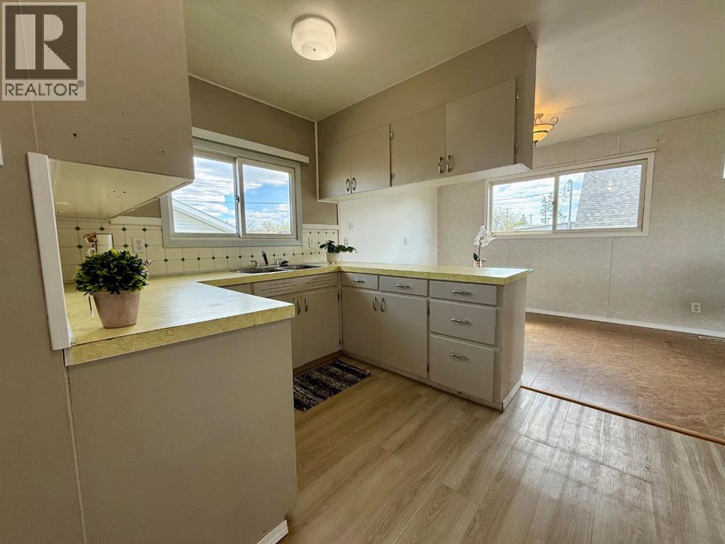 4643 52 Street - 5