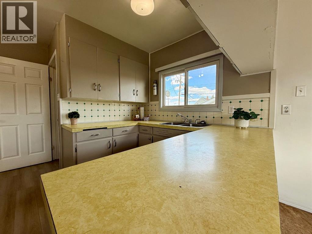 4643 52 Street - 7