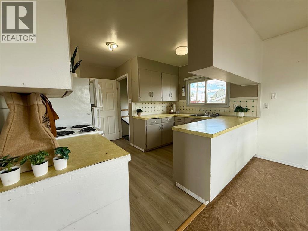 4643 52 Street - 8