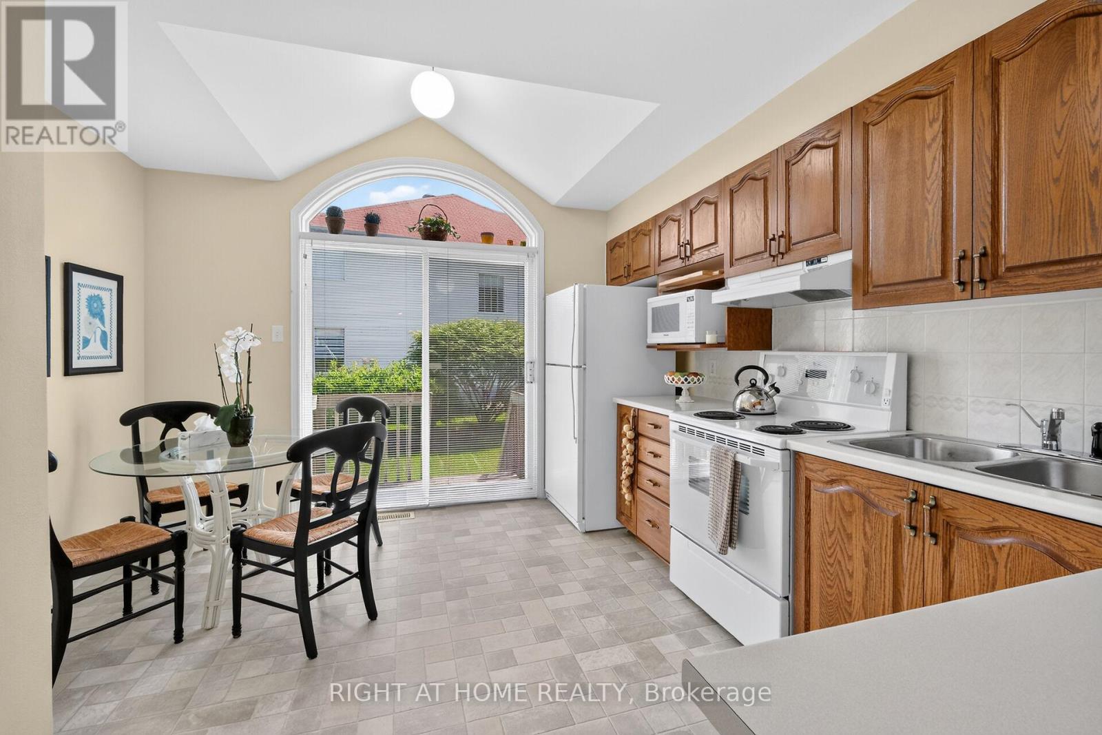 3 Bed, 3 Bath House for Sale in Ottawa – 6165 ARBOURWOOD DRIVE, Ottawa – MLS# X13486260 - Image 9