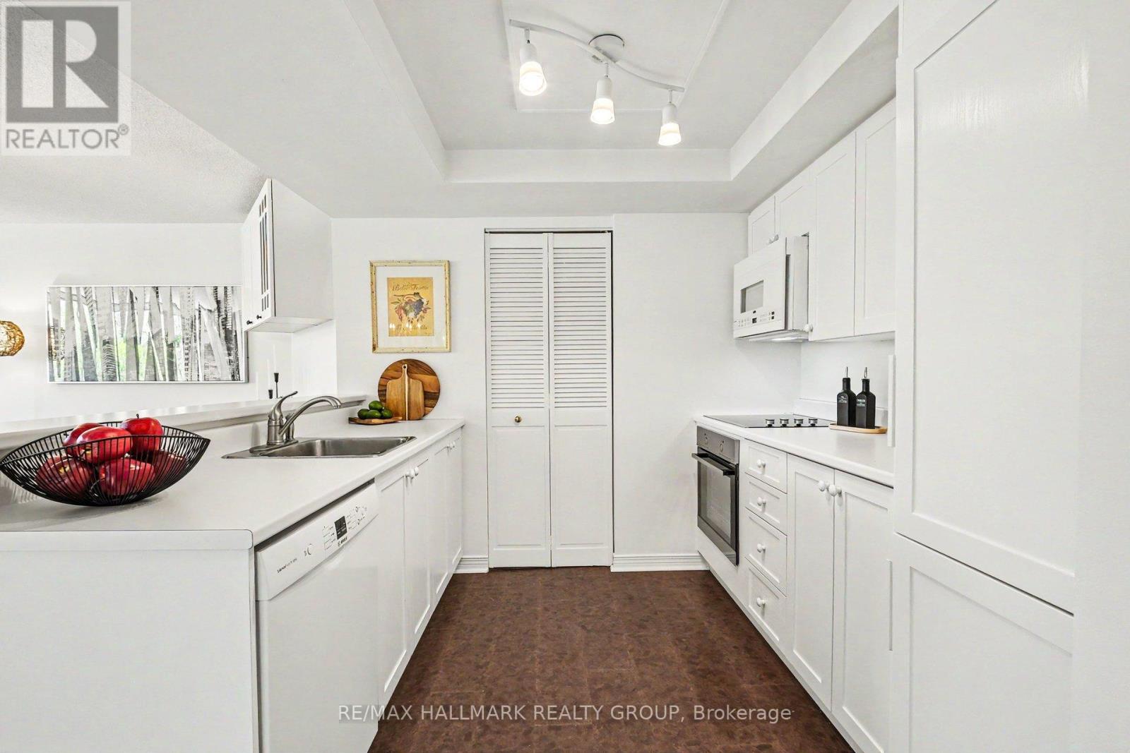 #103 30 CHARLEVOIX STREET - 12