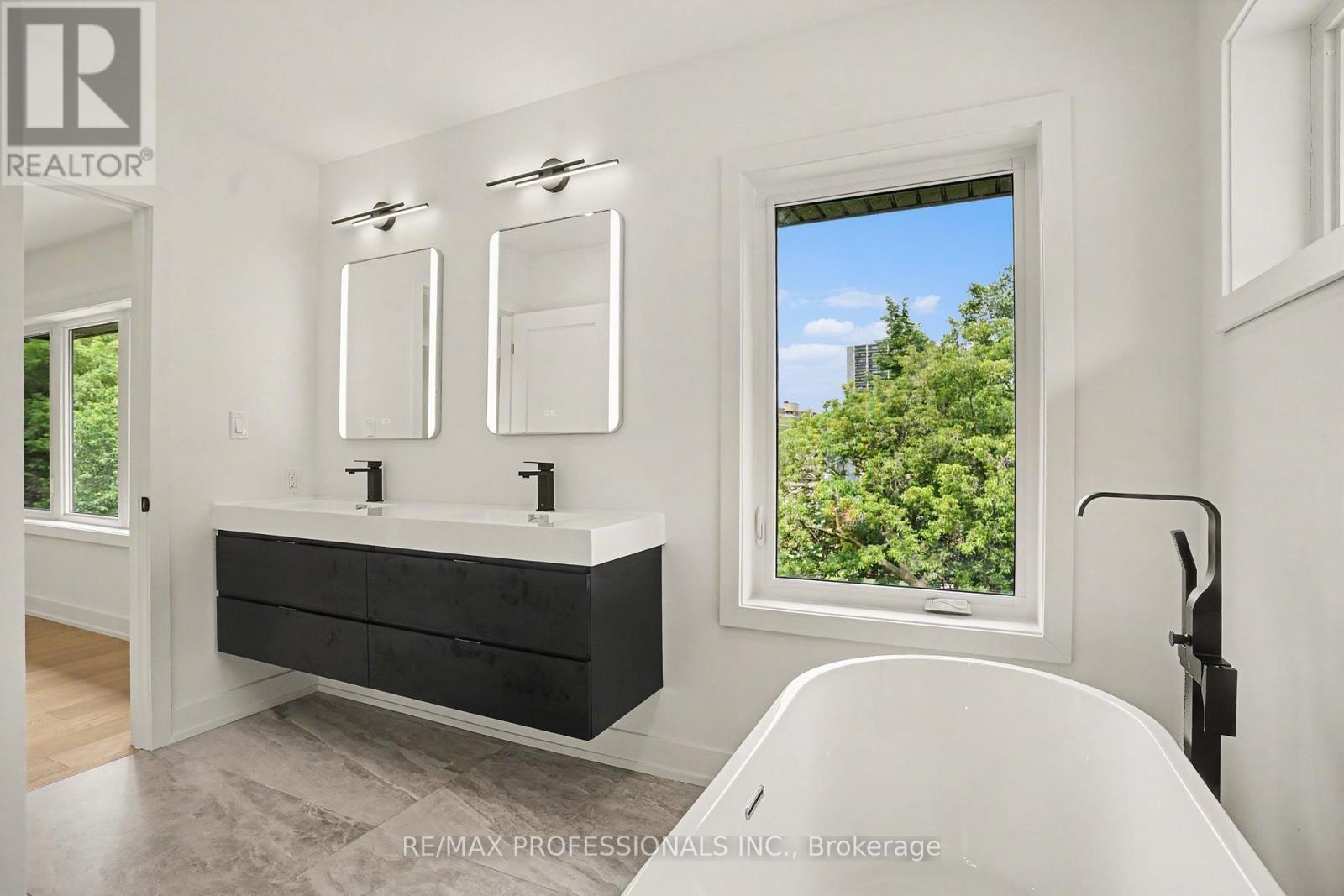 14 KENTROYAL DRIVE - 20