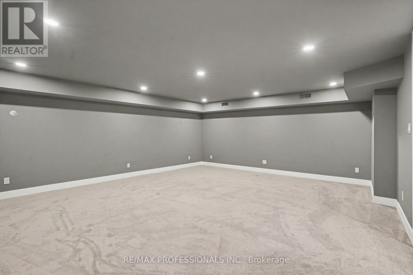 14 KENTROYAL DRIVE - 32