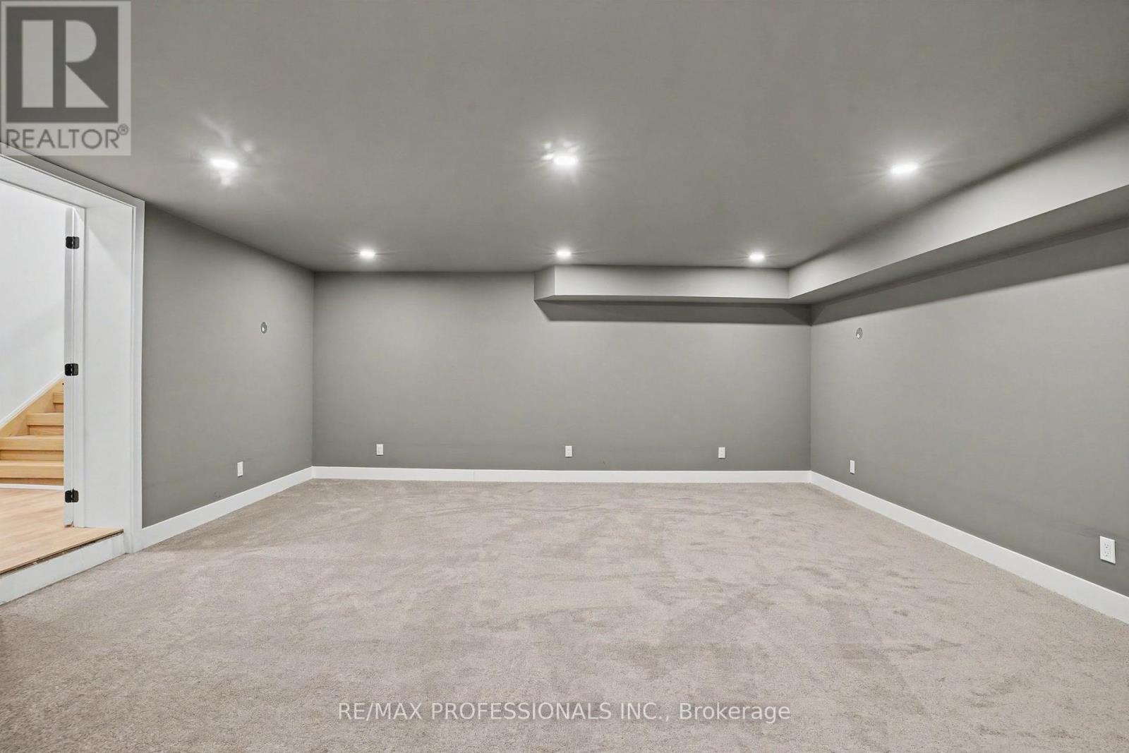 14 KENTROYAL DRIVE - 33