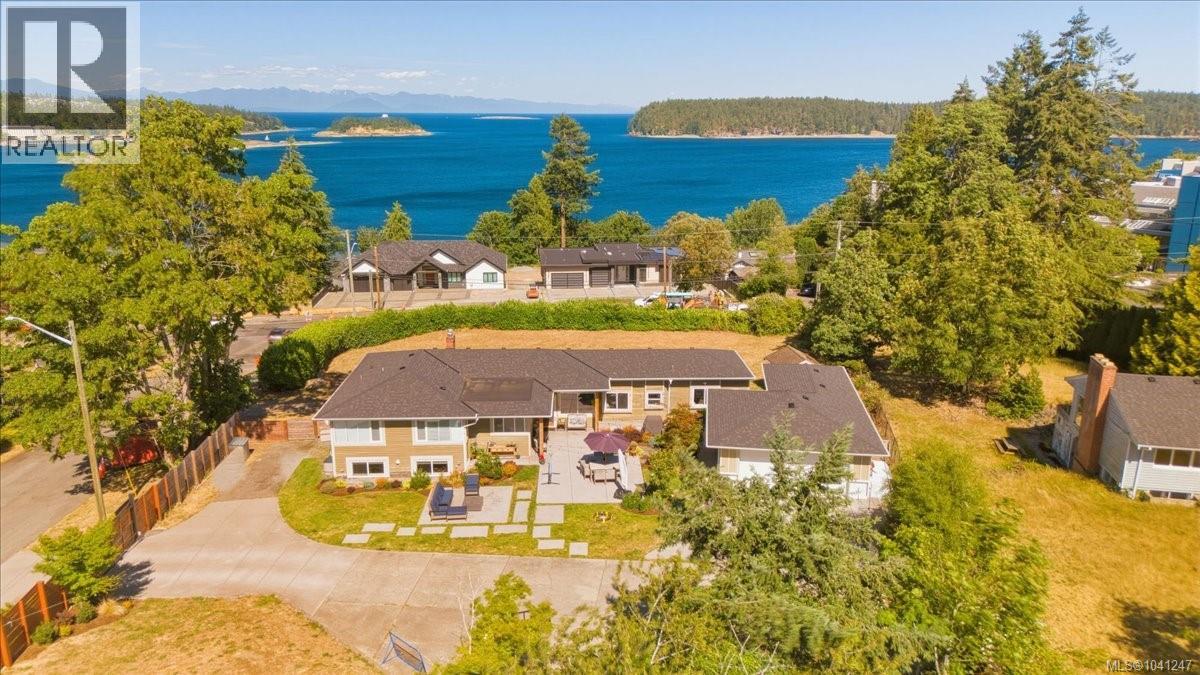 2565 Departure Bay Rd - 2