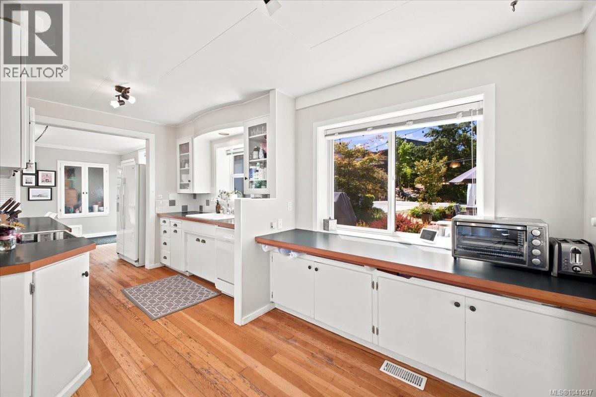 2565 Departure Bay Rd - 30