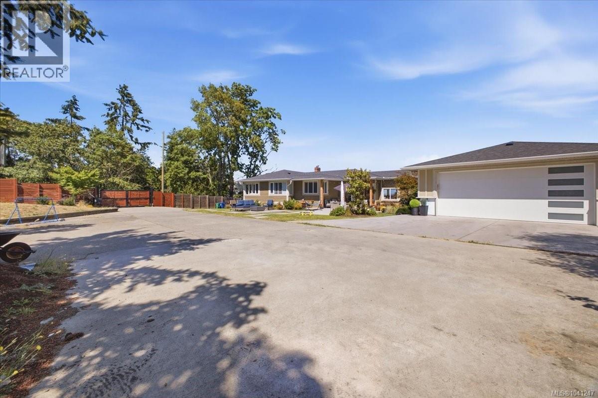 2565 Departure Bay Rd - 7