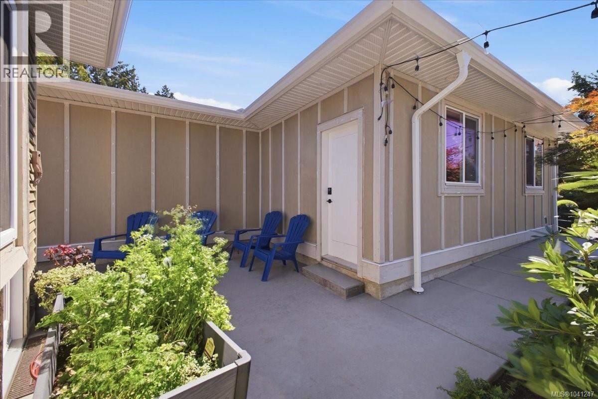 2565 Departure Bay Rd - 16