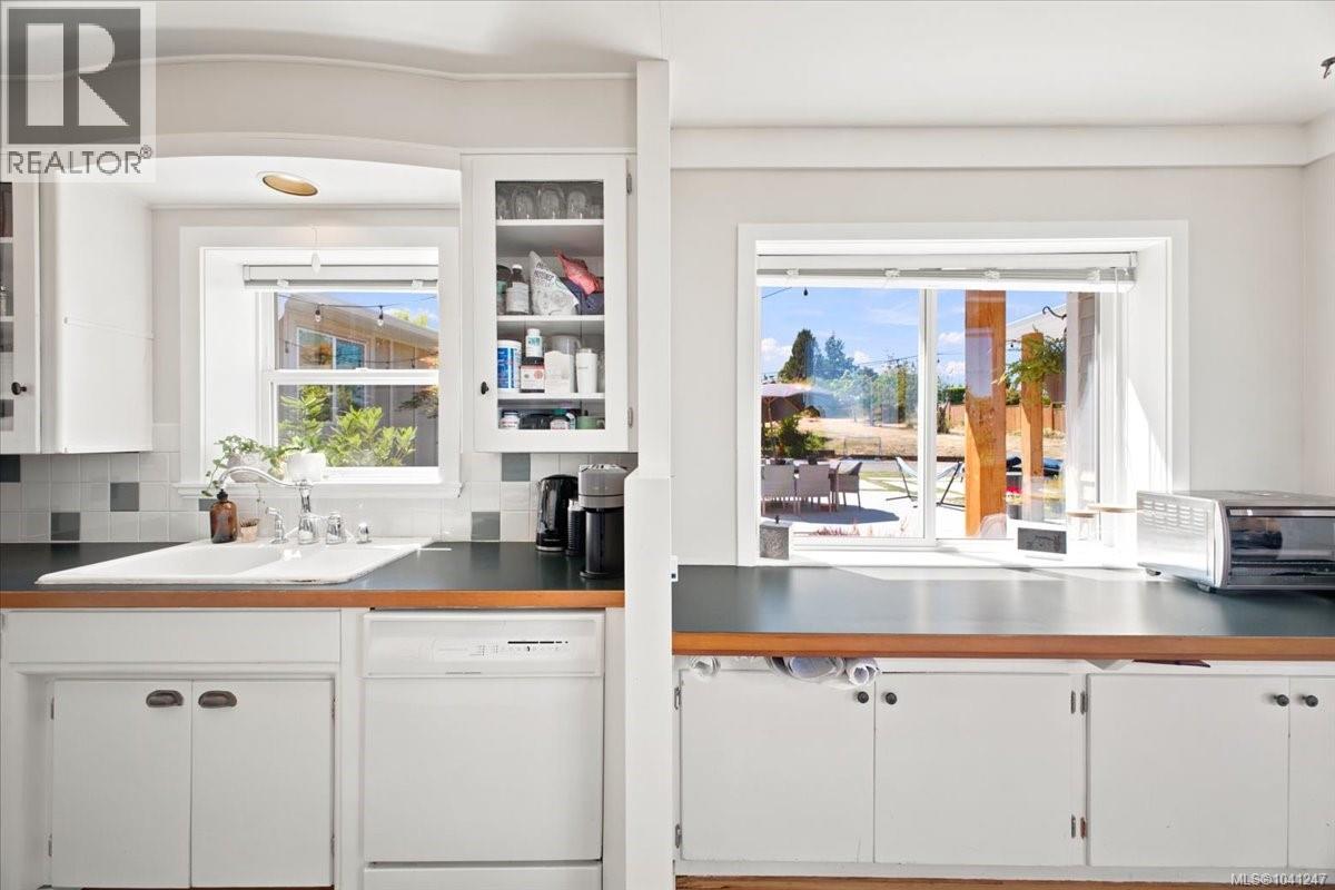 2565 Departure Bay Rd - 29