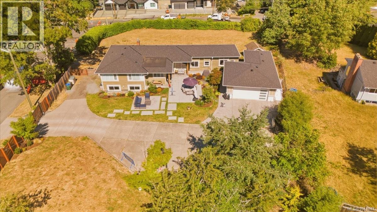 2565 Departure Bay Rd - 5