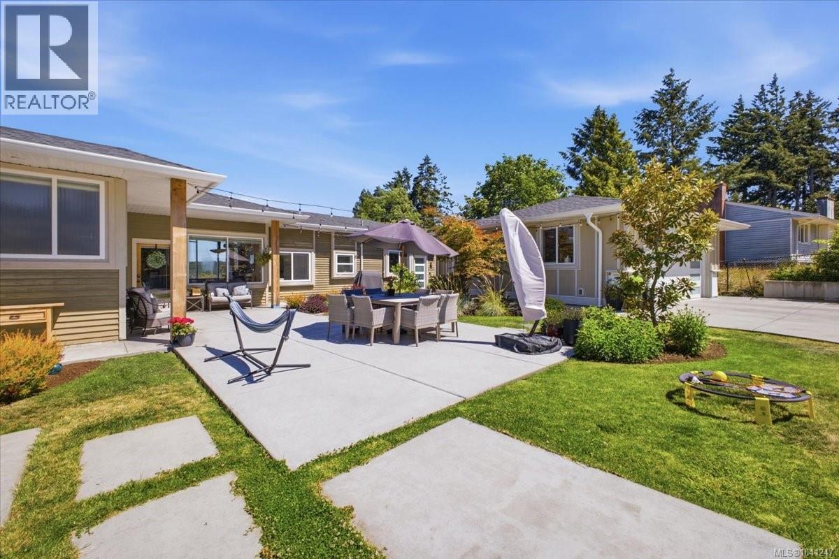 2565 Departure Bay Rd - 10