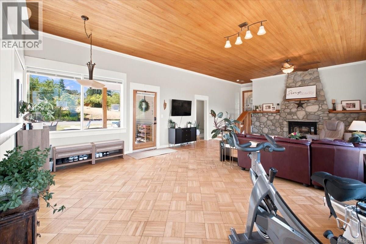 2565 Departure Bay Rd - 34