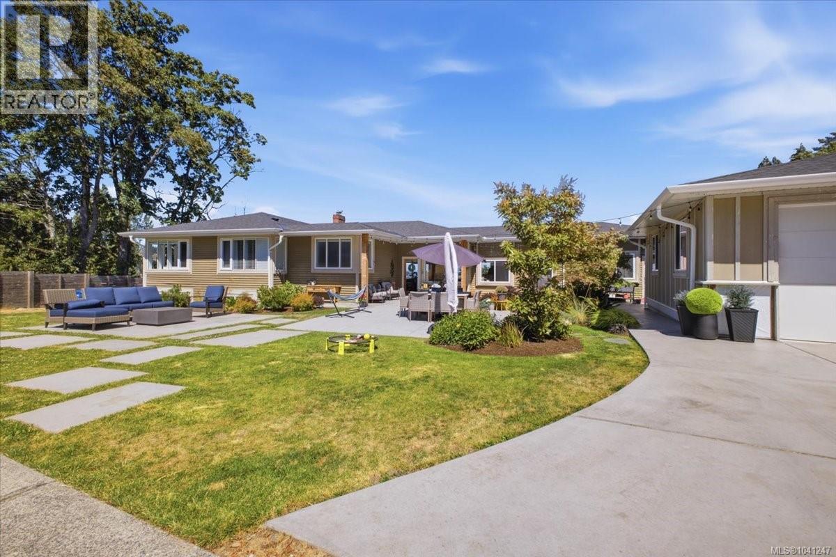 2565 Departure Bay Rd - 9