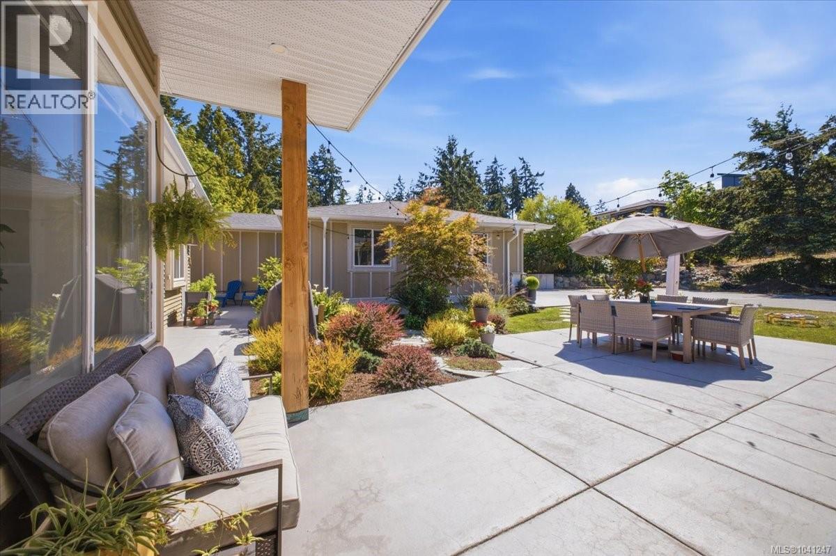 2565 Departure Bay Rd - 14
