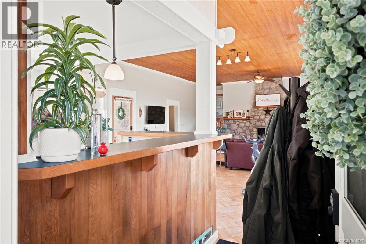 2565 Departure Bay Rd - 22