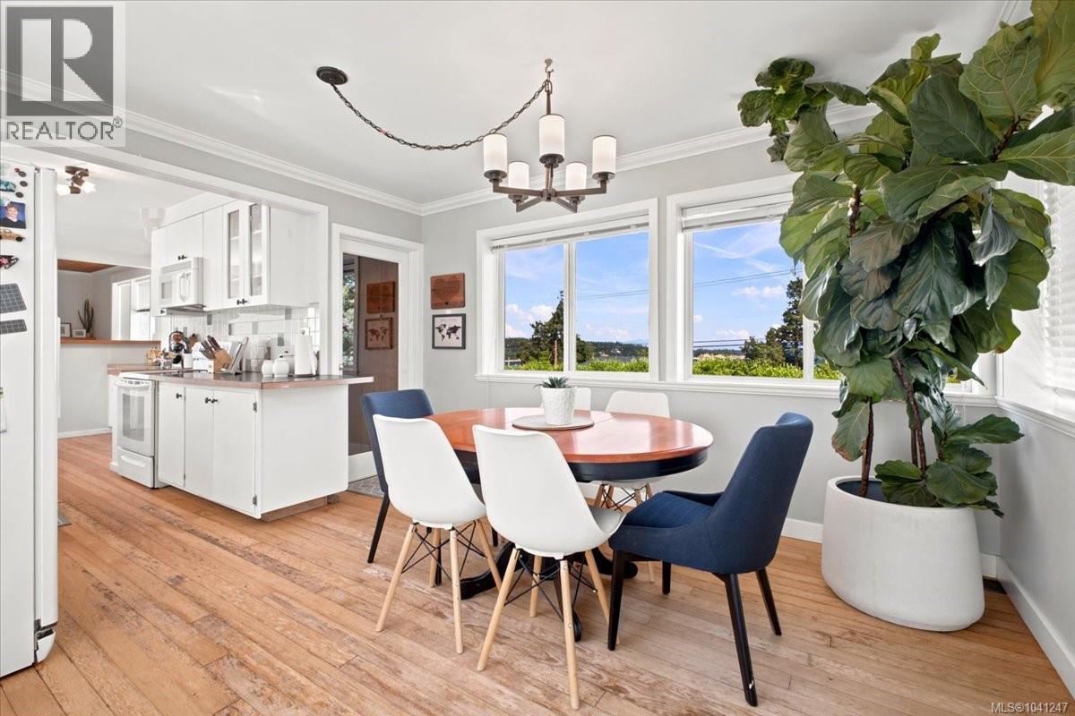 2565 Departure Bay Rd - 32