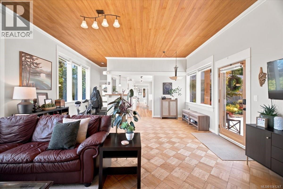 2565 Departure Bay Rd - 35