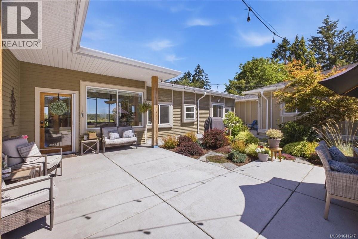 2565 Departure Bay Rd - 13
