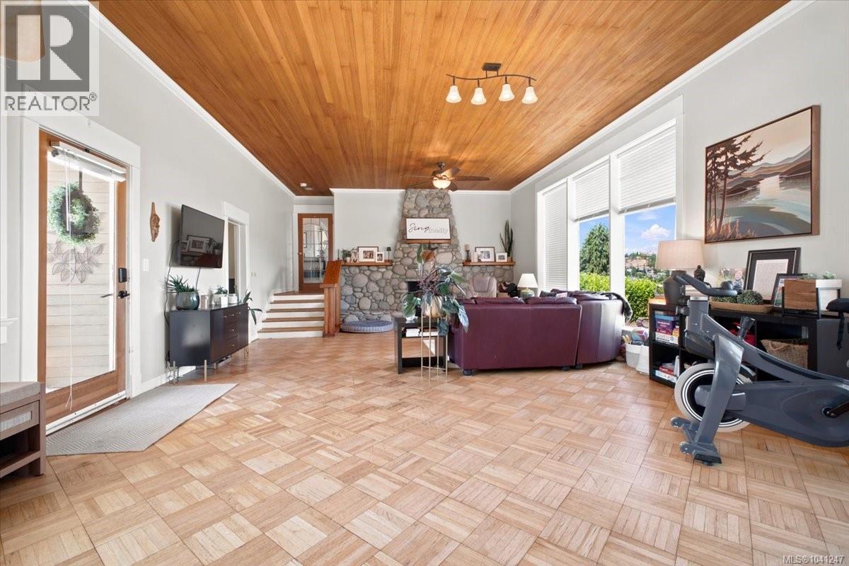 2565 Departure Bay Rd - 36