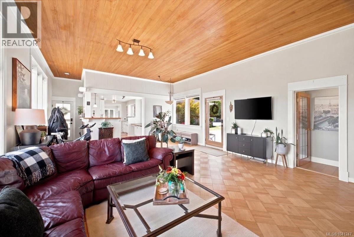 2565 Departure Bay Rd - 37