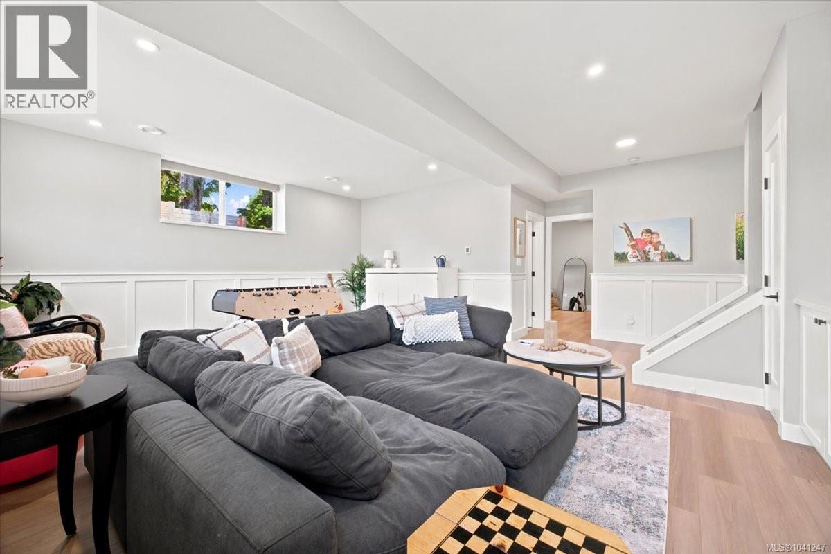 2565 Departure Bay Rd - 63