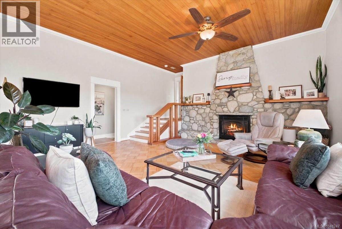 2565 Departure Bay Rd - 38