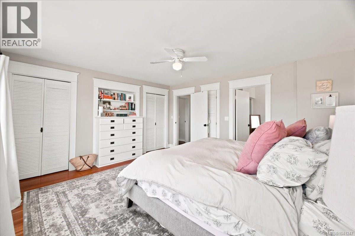 2565 Departure Bay Rd - 44