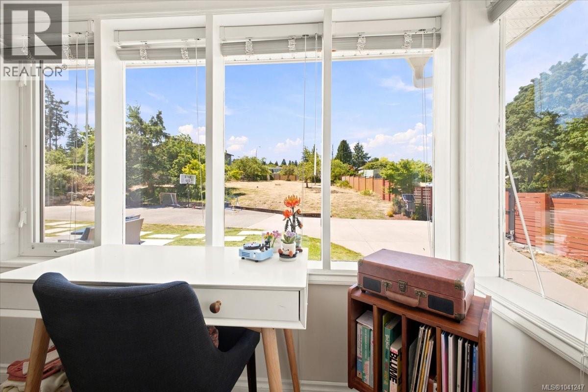 2565 Departure Bay Rd - 52