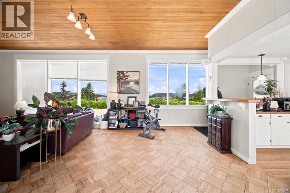 2565 Departure Bay Rd - 25