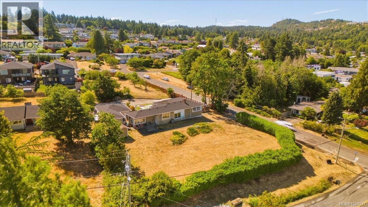 2565 Departure Bay Rd - 77
