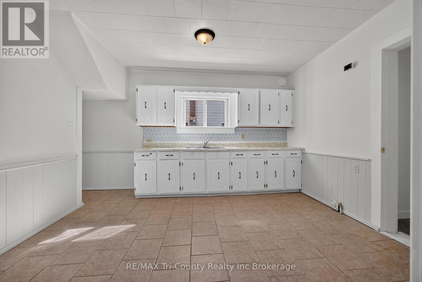 61 BROCK STREET E - 11