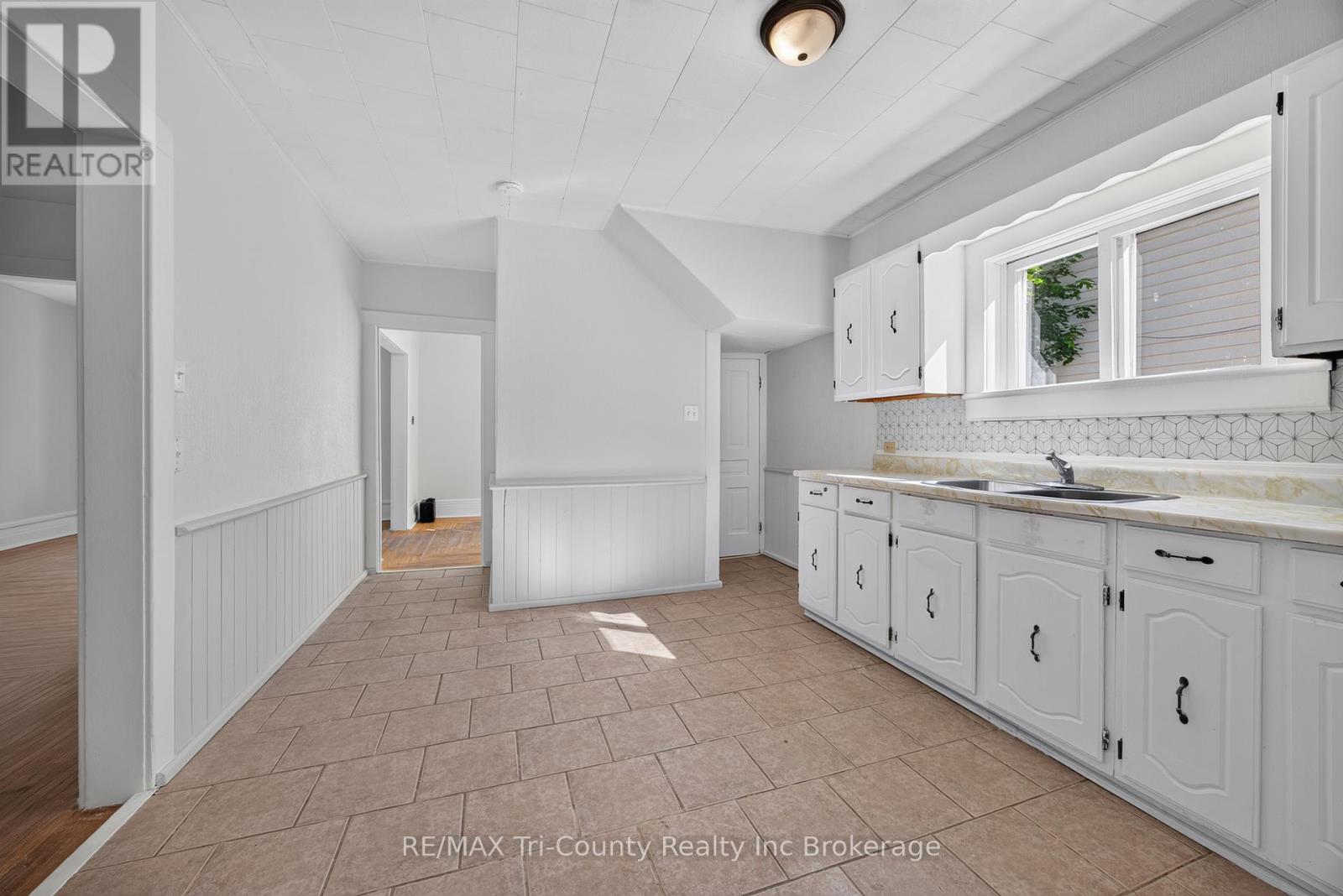 61 BROCK STREET E - 12
